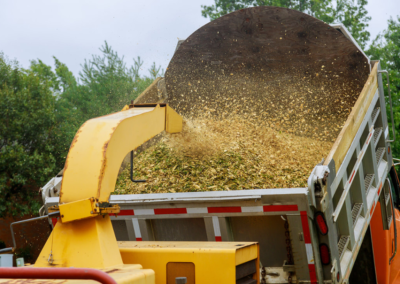Service de dechiquetage de branche, d'essouchage et abattage d'arbre a Laval / Emondeur Rive-Nord